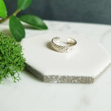 Load image into Gallery viewer, Snakeskin Textured Sterling Silver Toe Ring
