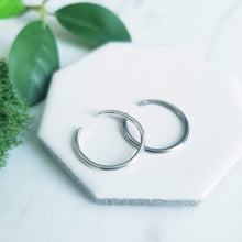 Load image into Gallery viewer, Slim Round Wire Sterling Silver Toe Ring
