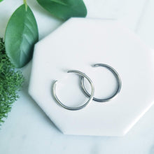 Load image into Gallery viewer, Slim Round Wire Sterling Silver Toe Ring
